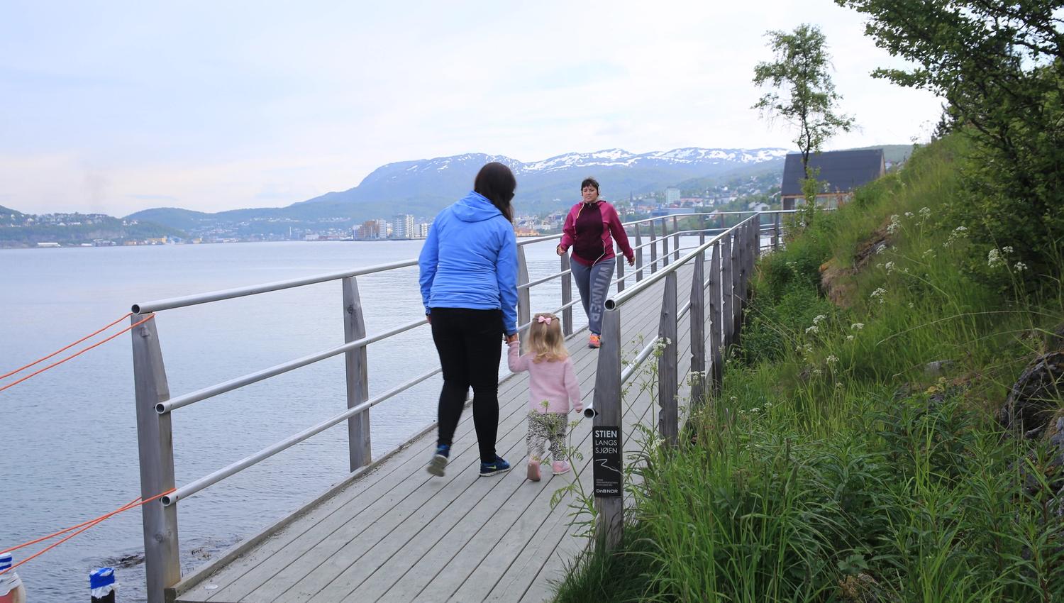 stien langs sjøen