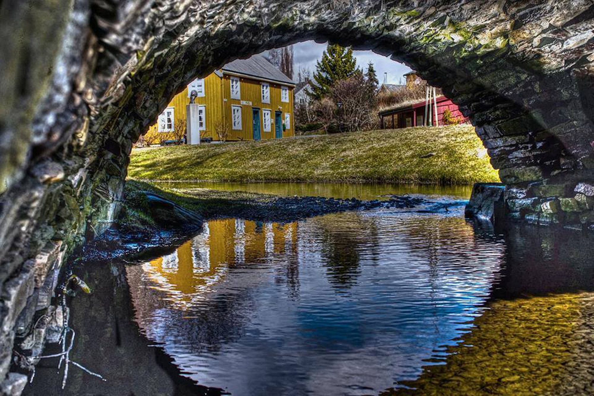 Muustrøbrua fra 1816 med Ringstu i bakgrunnen.