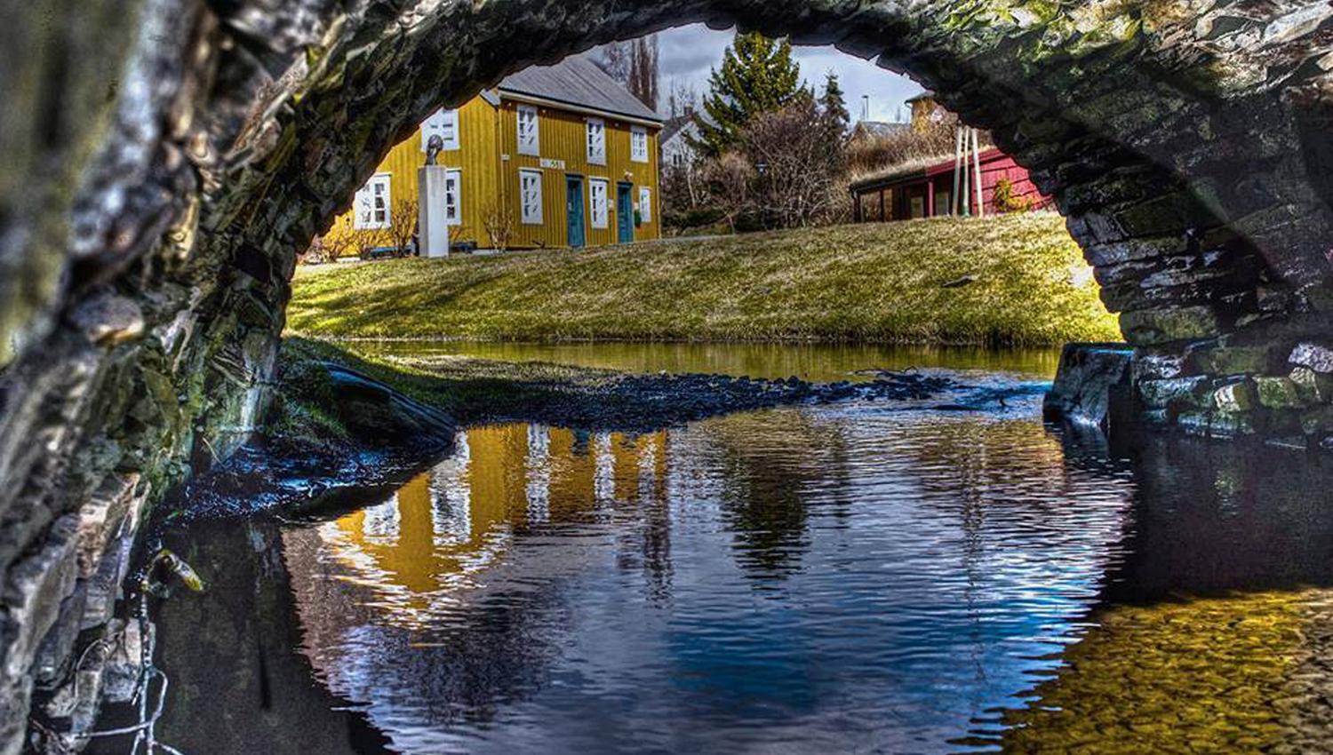 Muustrøbrua fra 1816 med Ringstu i bakgrunnen.
