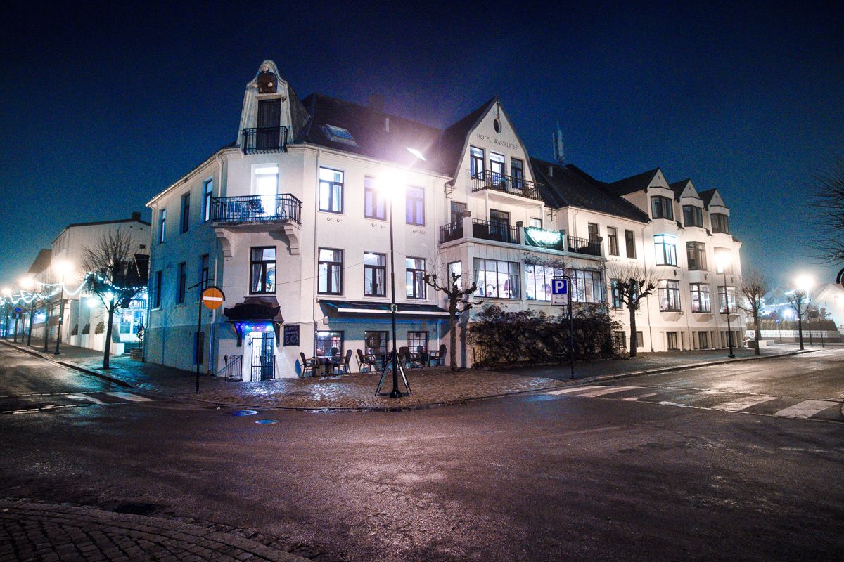 Fasaden til hotellet på kvelden