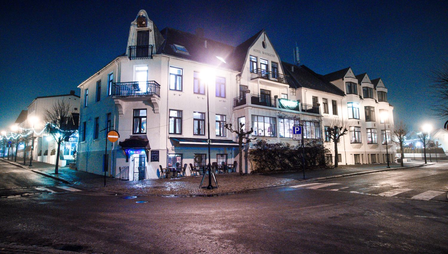 Fasaden til hotellet på kvelden