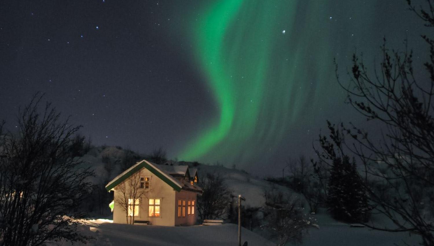 Nordlys over nordlanshus