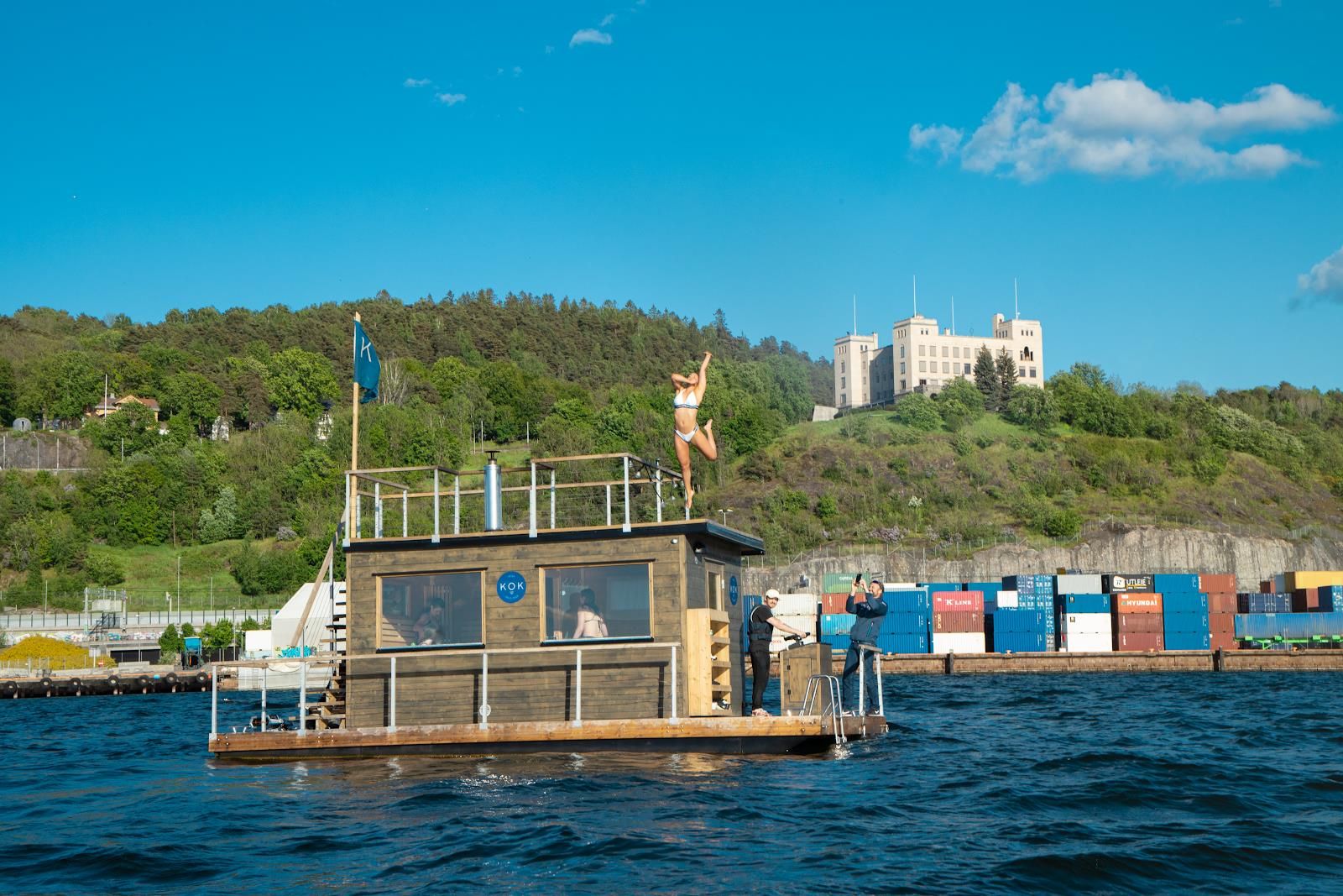 Badstuen flytende foran Ekeberg.
