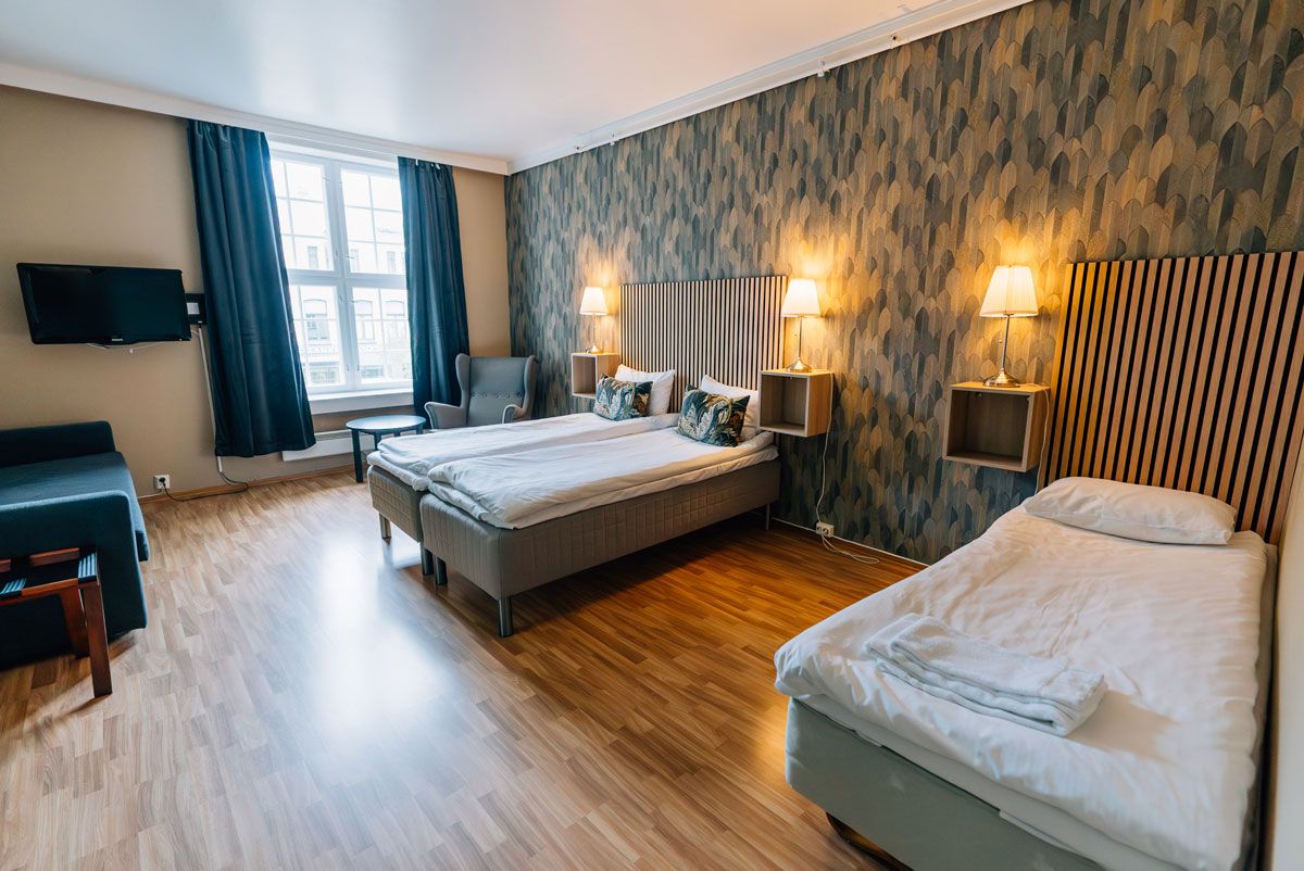 stort rom med 3 senger på Hotel Vic