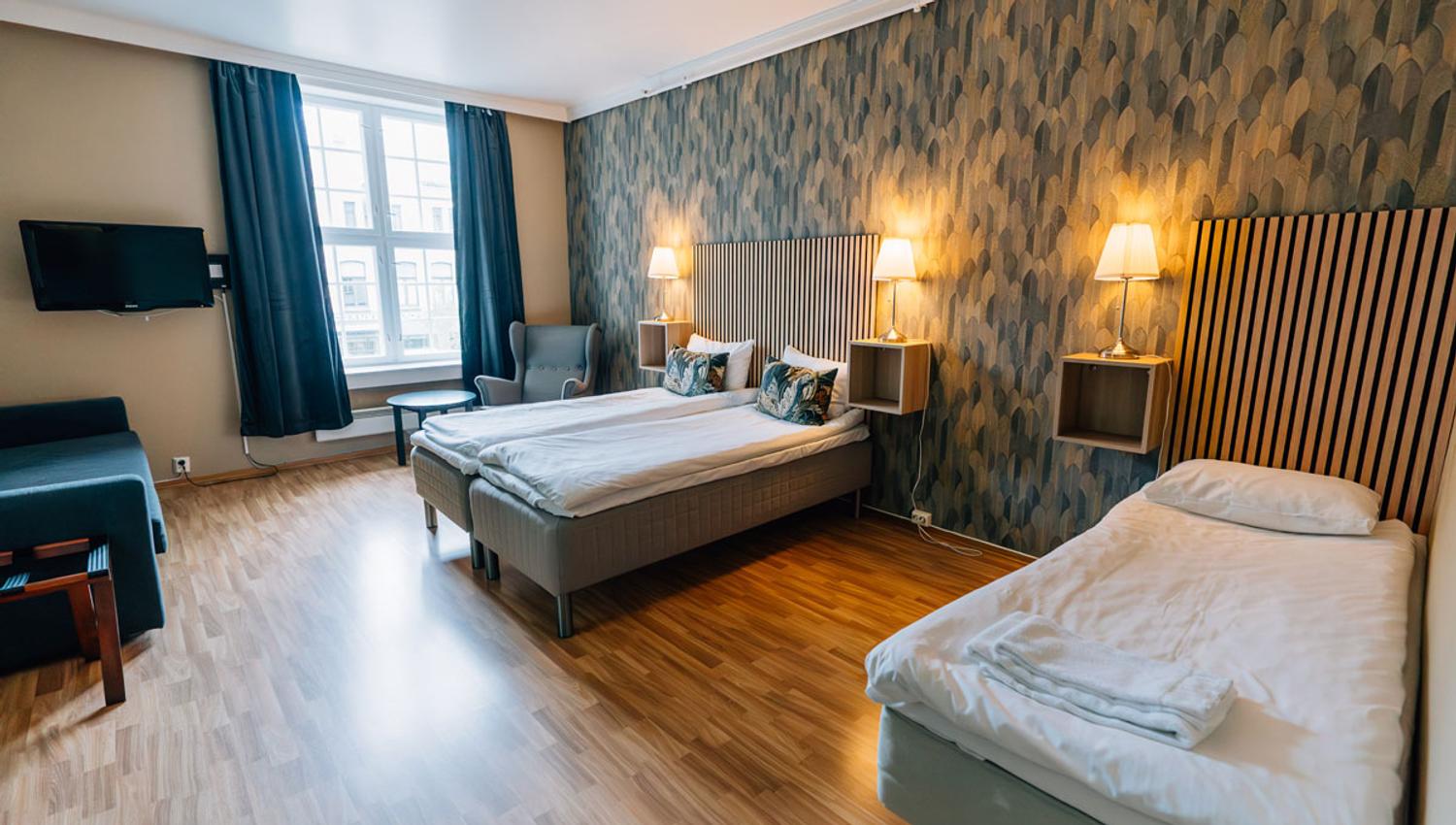 stort rom med 3 senger på Hotel Vic