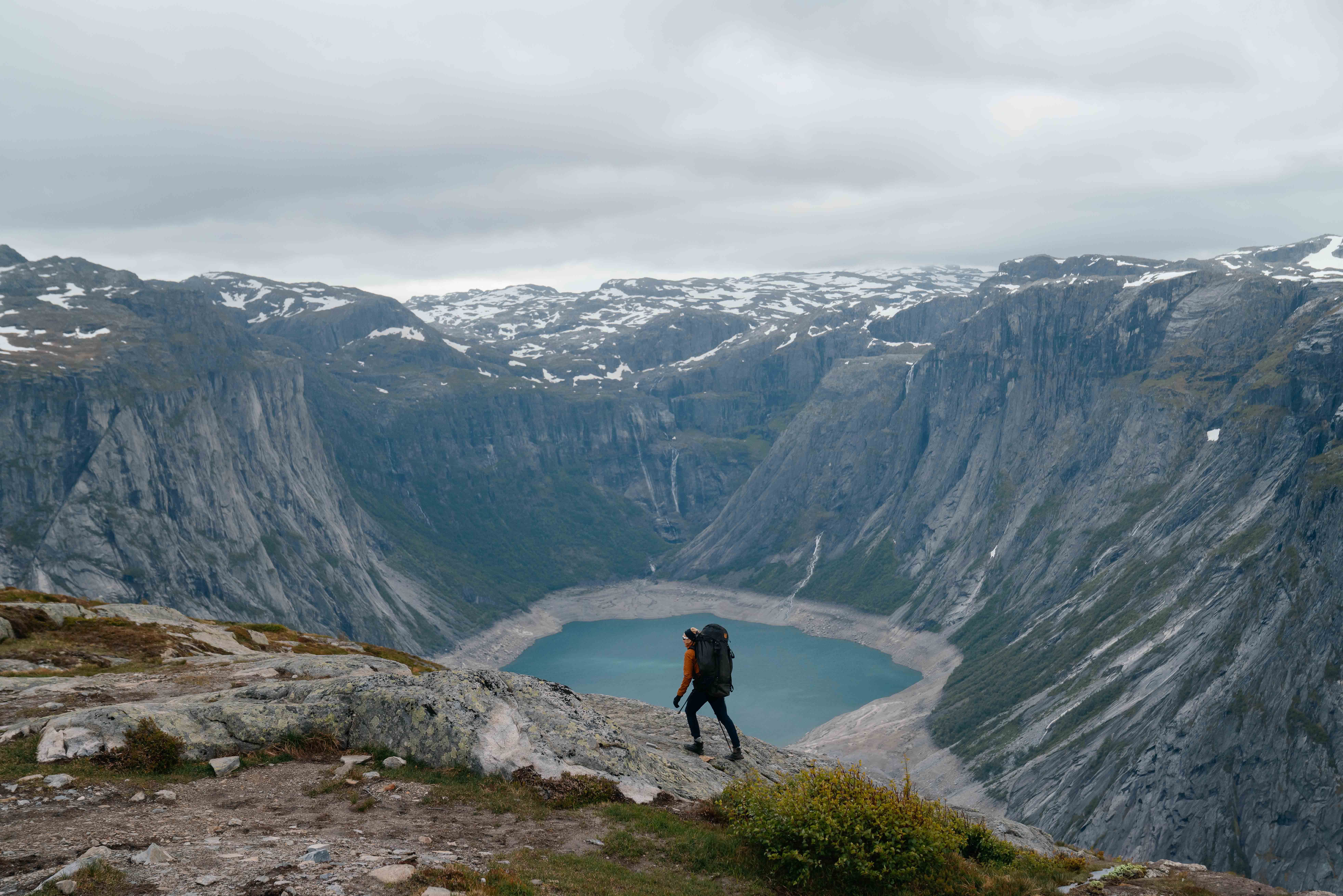 Vandraren ser utover den spektakulære utsikta ved Trolltunga i Hardanger.