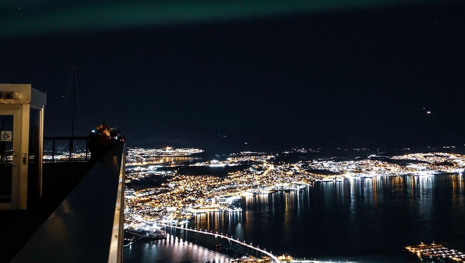 Utsikt over Tromsø fra Fjellheisen om kvelden