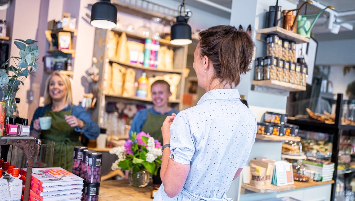 kunde og ansatte i en butikk