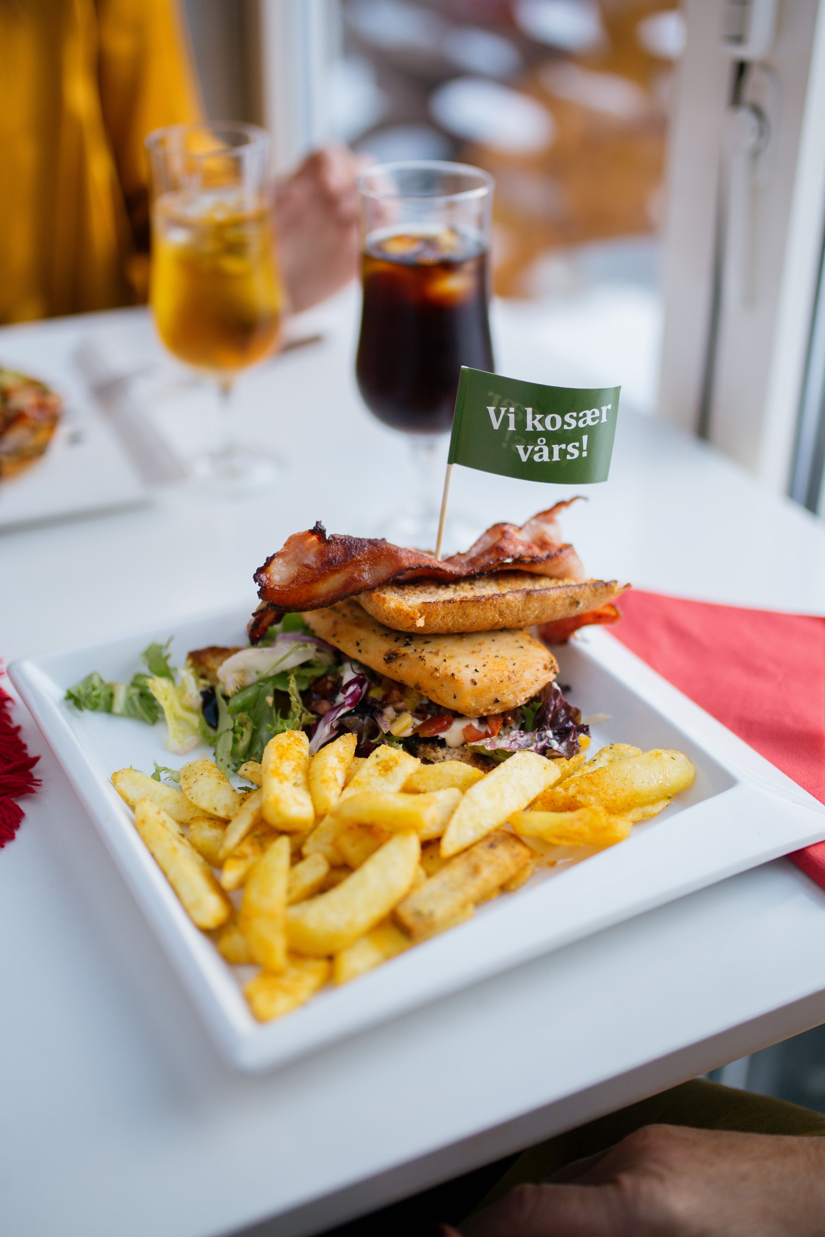 Middag. Fries. Koselig "vi kosær vårs" skilt