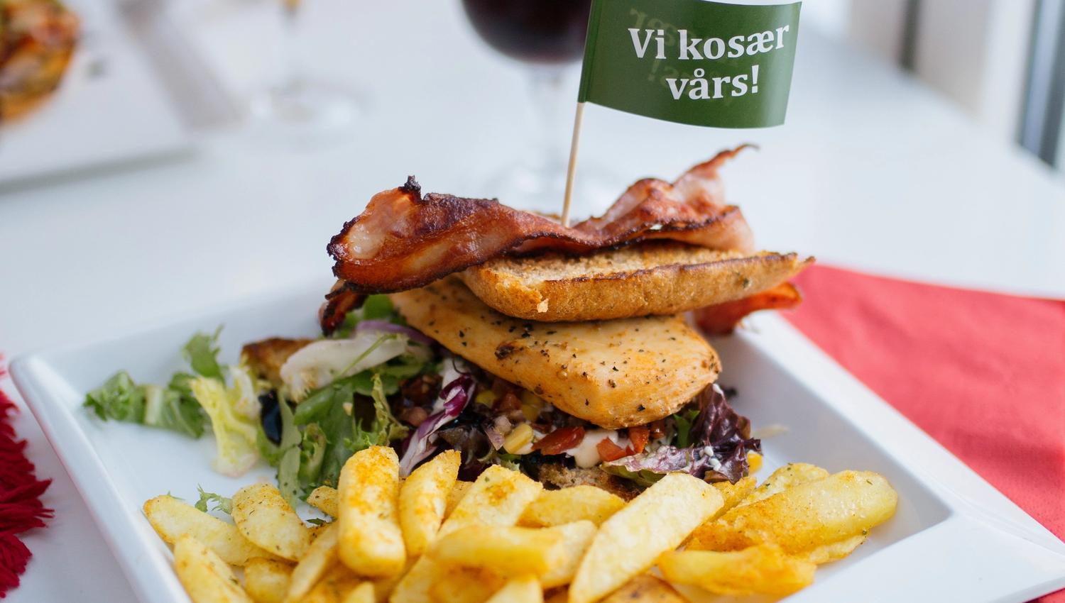Middag. Fries. Koselig "vi kosær vårs" skilt