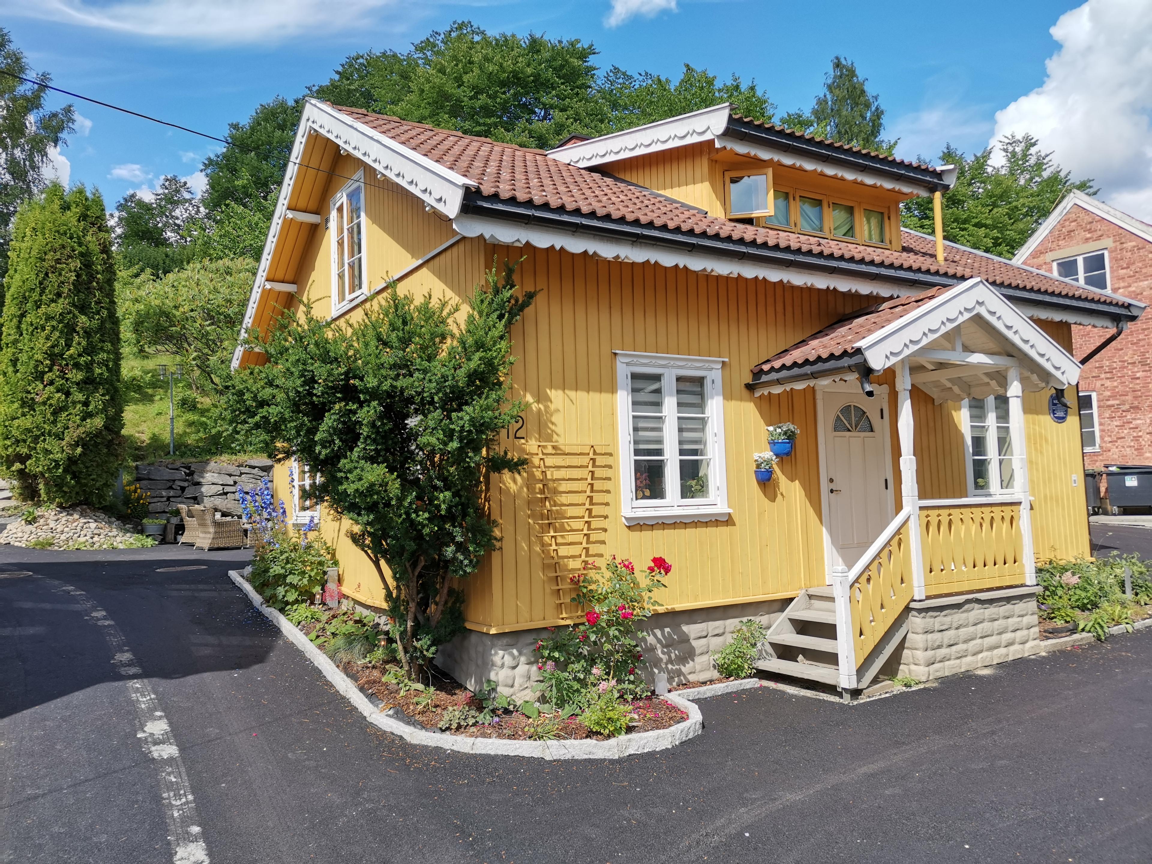 Gult hus med hvite vinduer