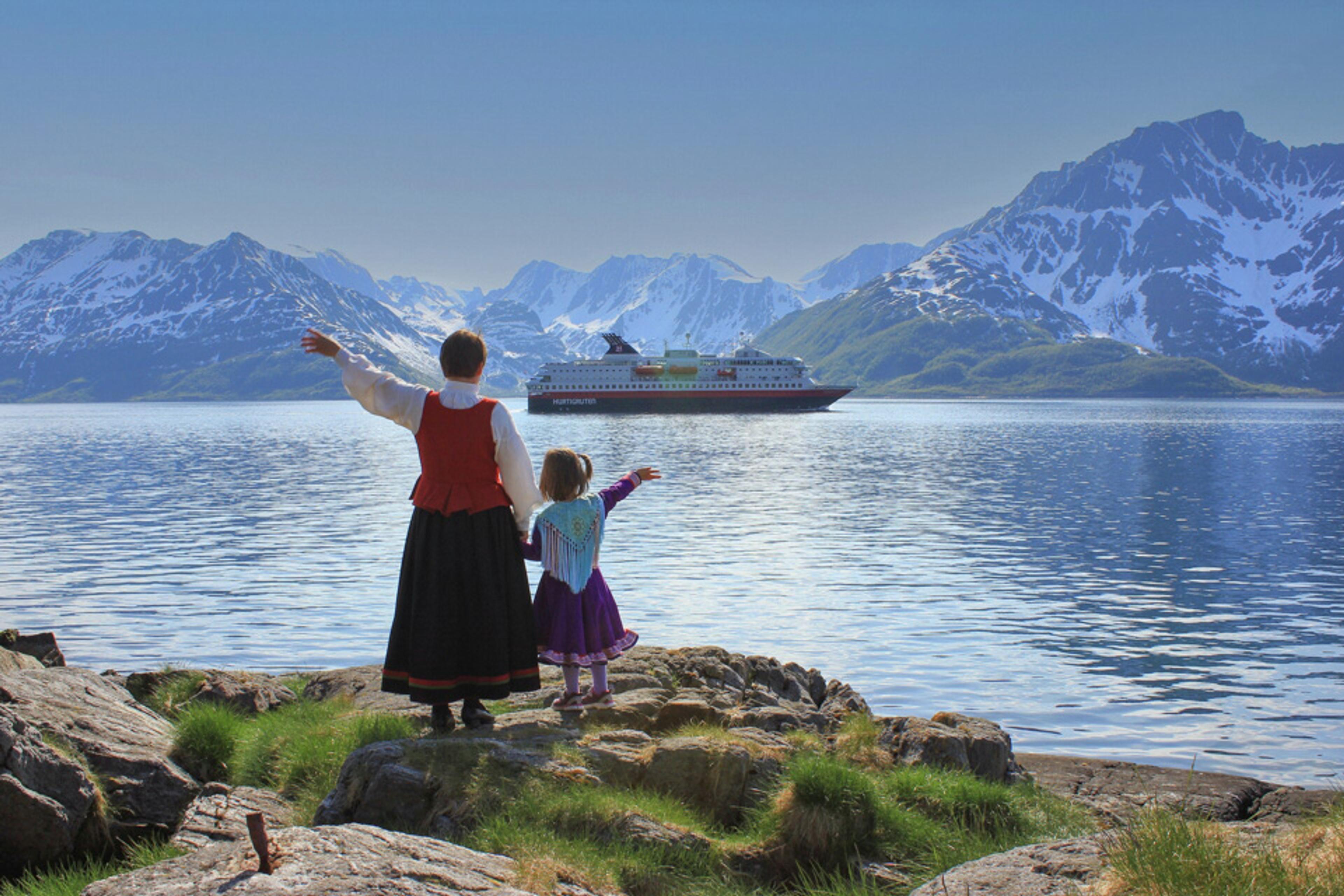 Two_generations_meets_Hurtigruten_Norway_HGR_120269_1920_Photo_Guest_Images - Ida Øyen