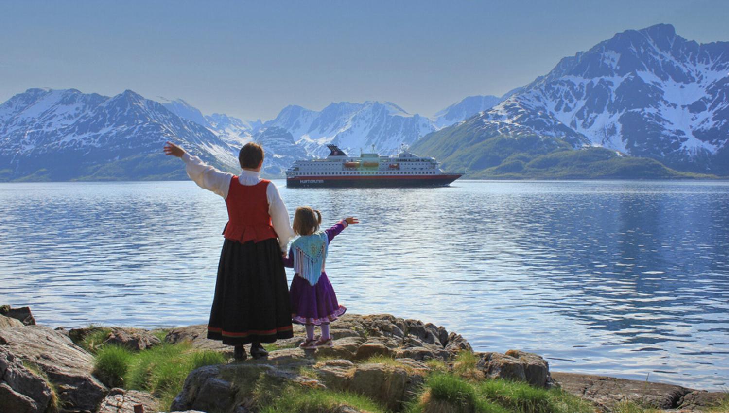 Two_generations_meets_Hurtigruten_Norway_HGR_120269_1920_Photo_Guest_Images - Ida Øyen