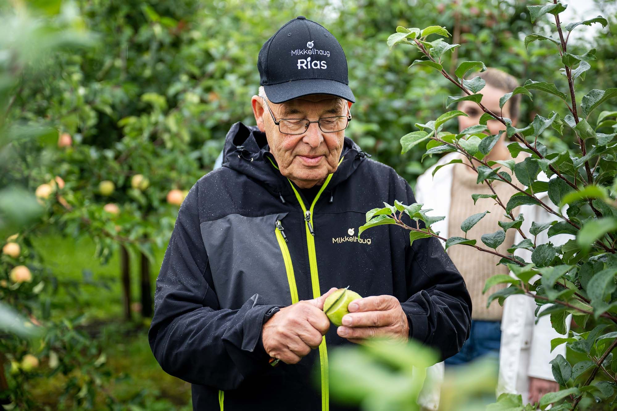 Einar Skjetnemark - grunderen fra Mikkelhaug - skjærer i et eple fra eplehagen