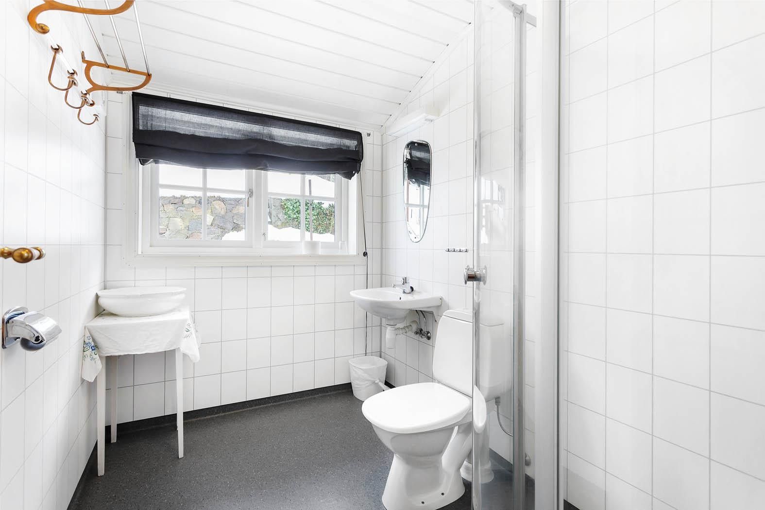 Reint og enkelt bad med dusj på Jaunsen Gjestgjevarstad i Hardanger.