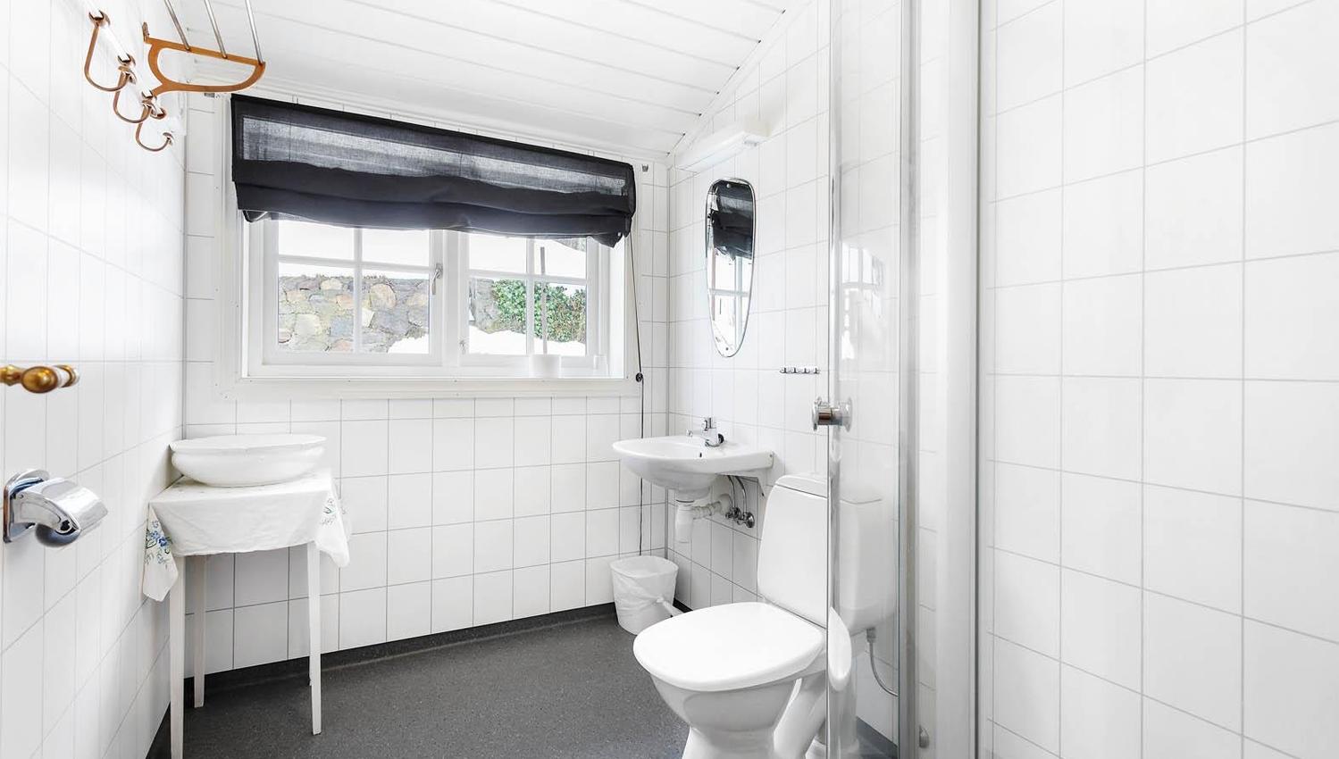 Clean and simple bathroom with shower at Jaunsen Guesthouse in Hardanger.