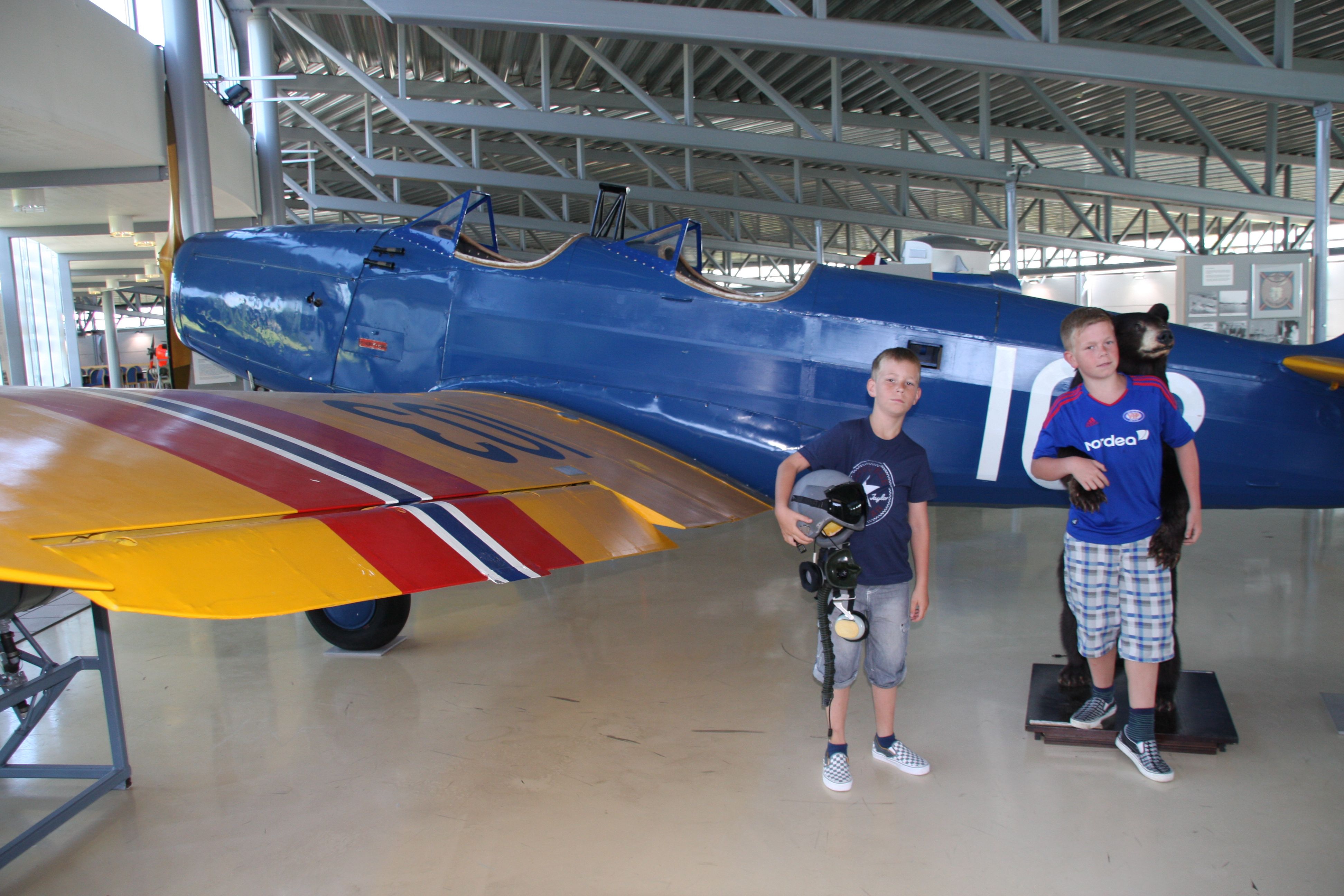 Fly utstilt, forsvaret flysamling, inne og ute, 40 fly