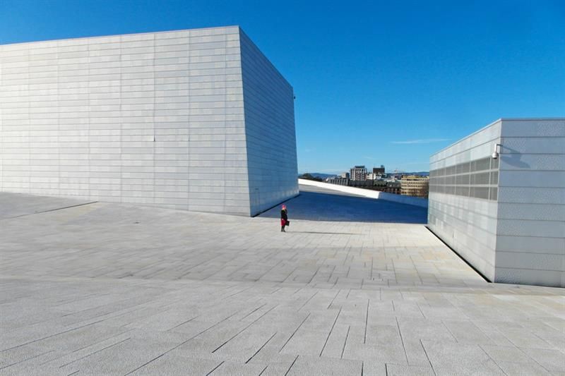 Eksteriørbilde av operataket med en person på.