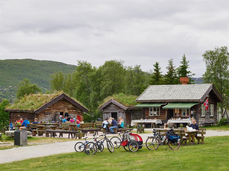 Many people at Geilojordet sitting out in front of the serving hut 