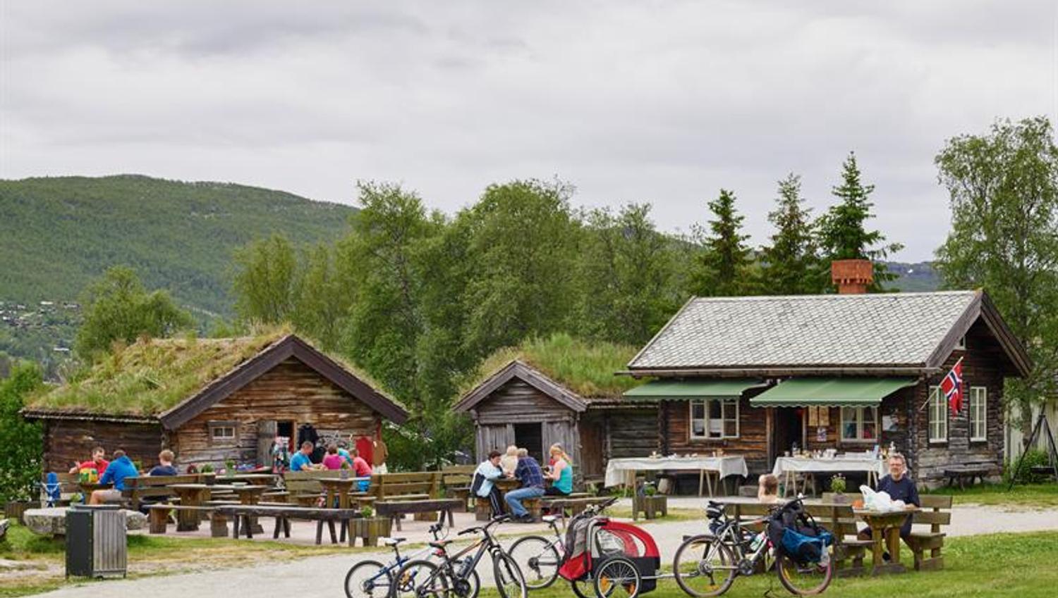 Many people at Geilojordet sitting out in front of the serving hut