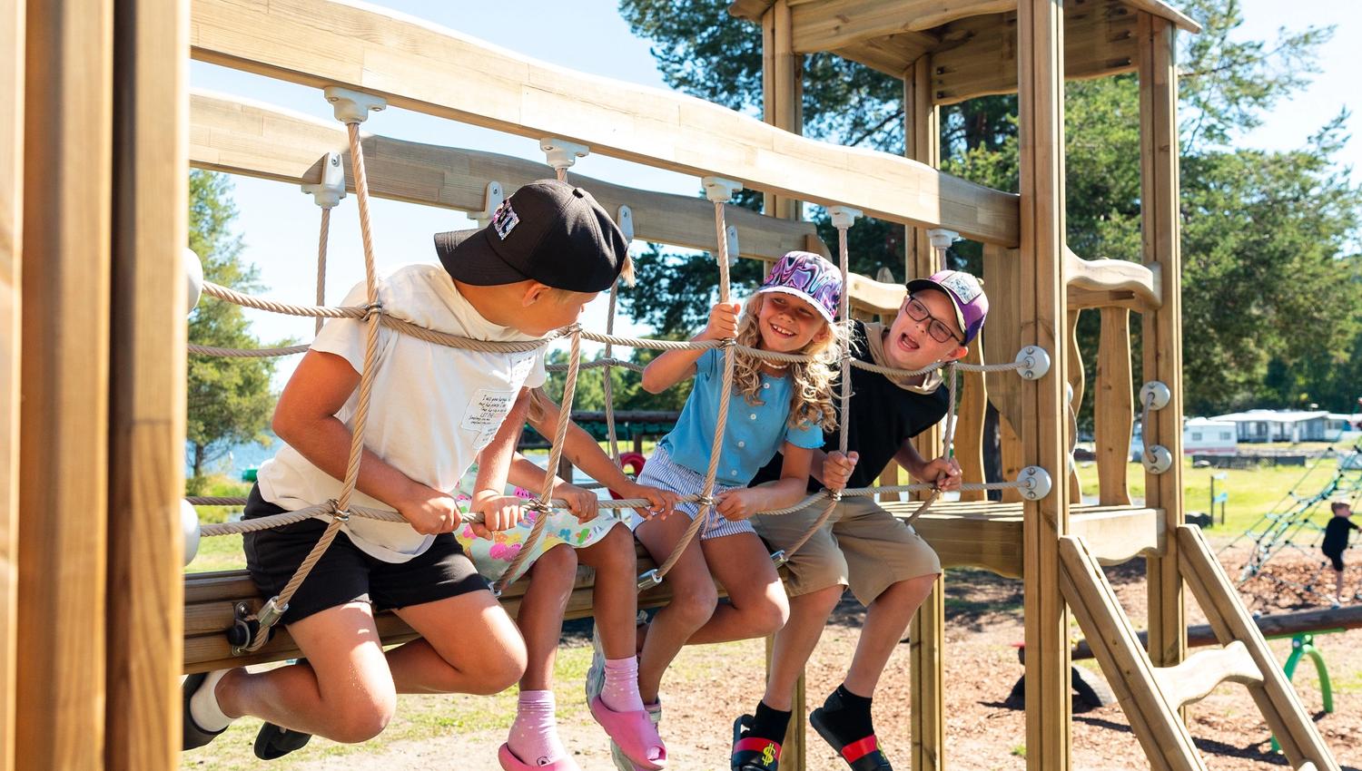 Sveastranda Camping - Barn leker i det nye klatrestativet