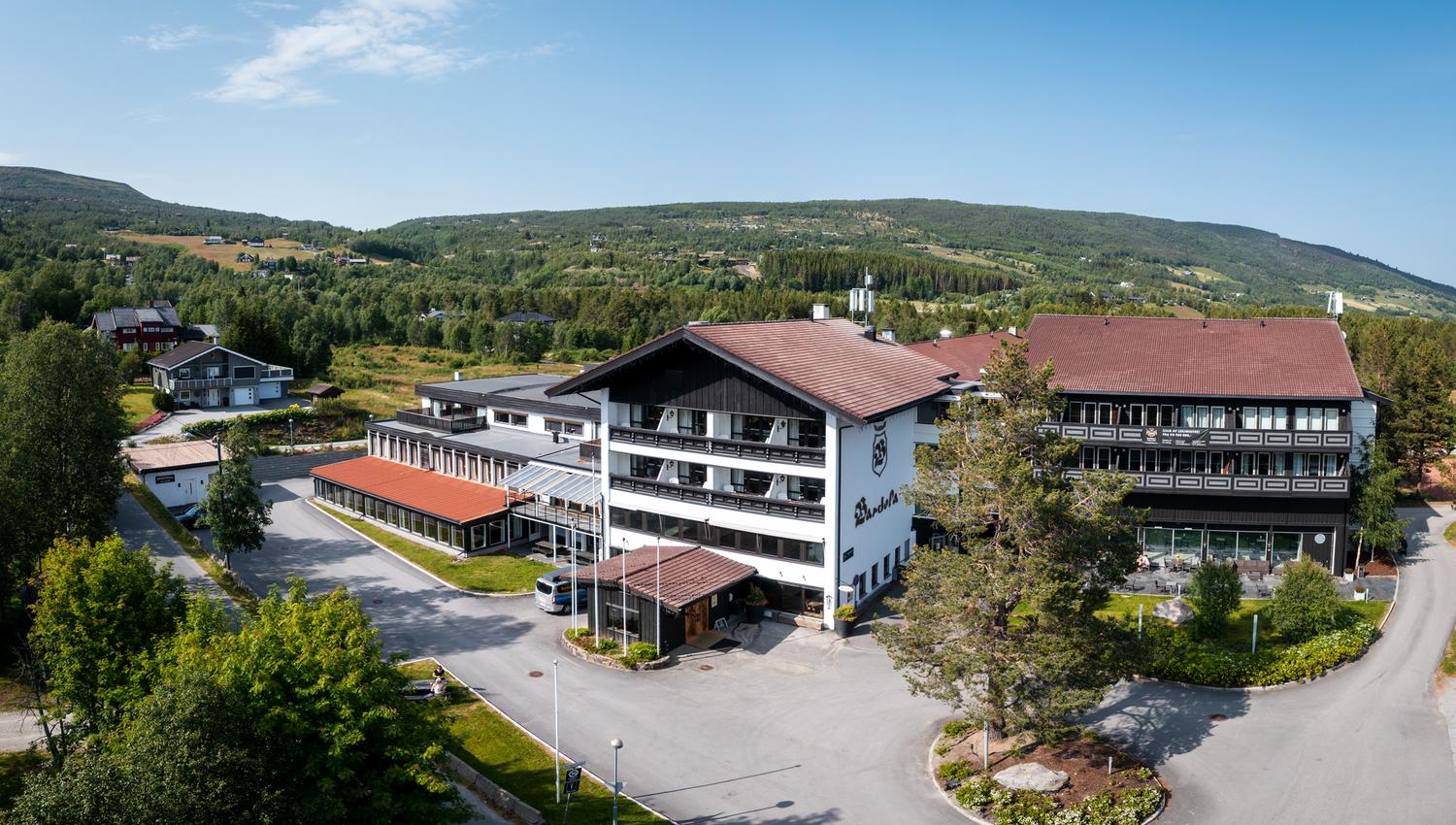Utebilde av Bardøla høyfjellshotell om sommeren og Budalen området på baksiden