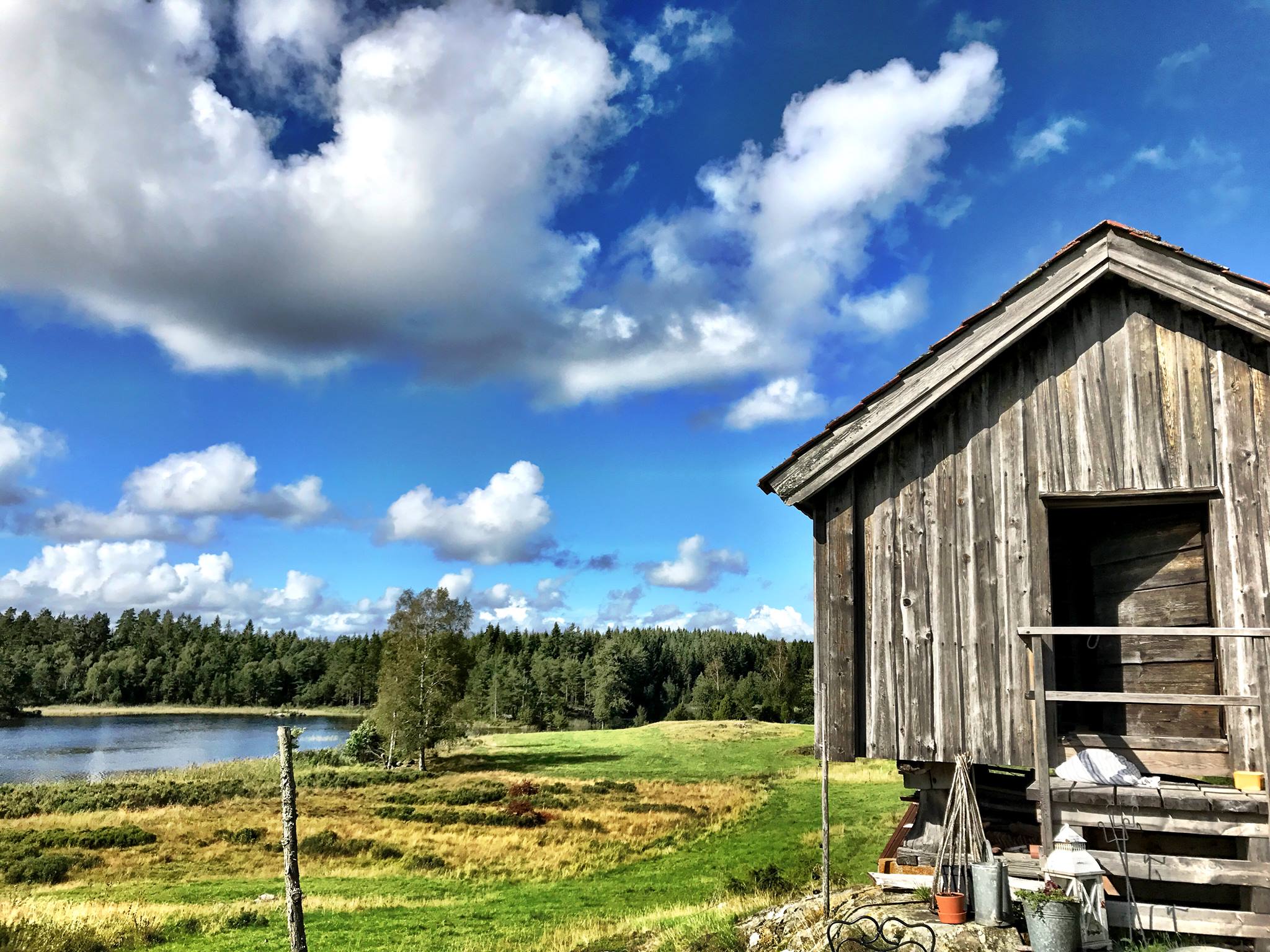 et gammelt stabbur ved vannet