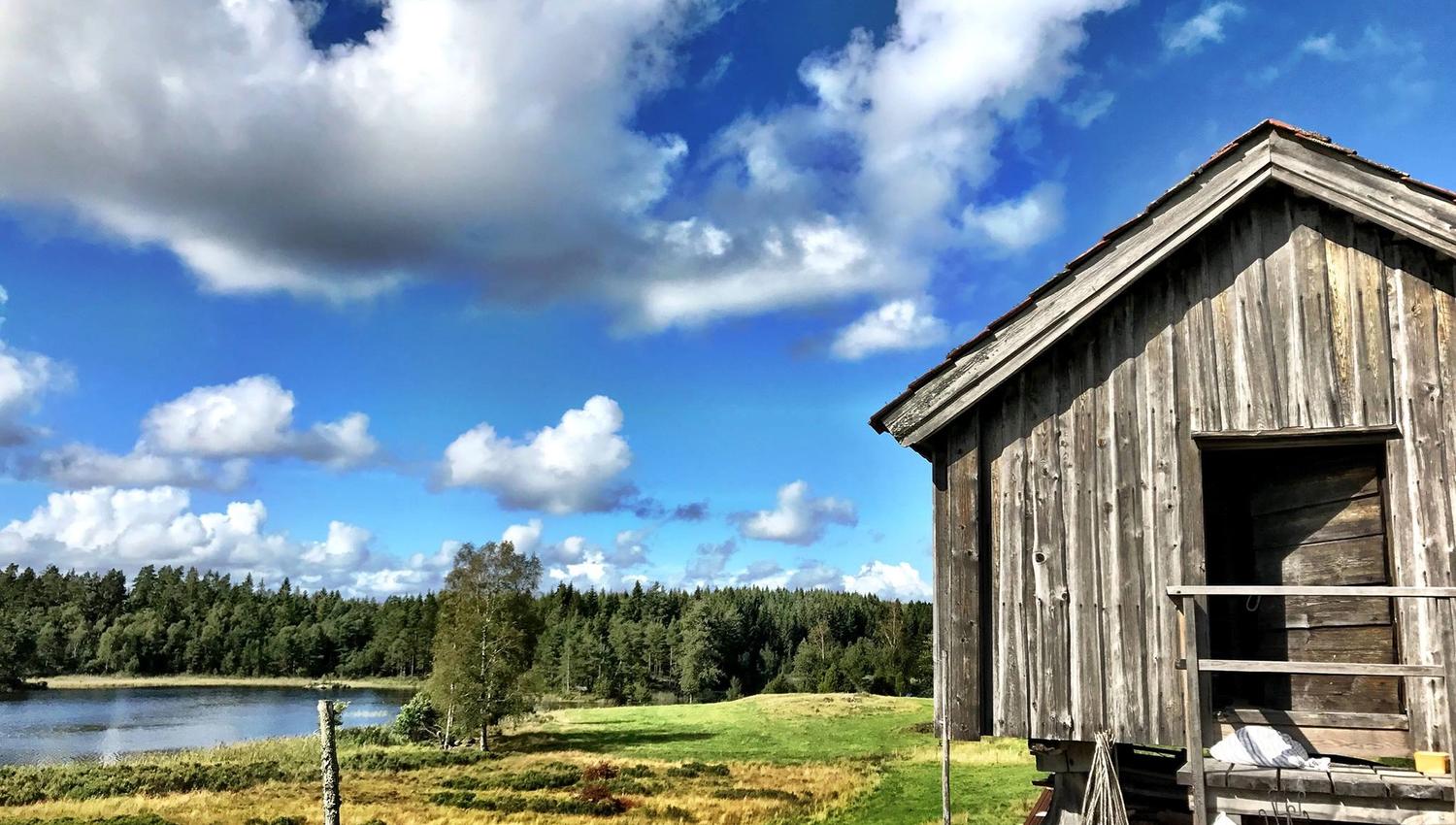 et gammelt stabbur ved vannet