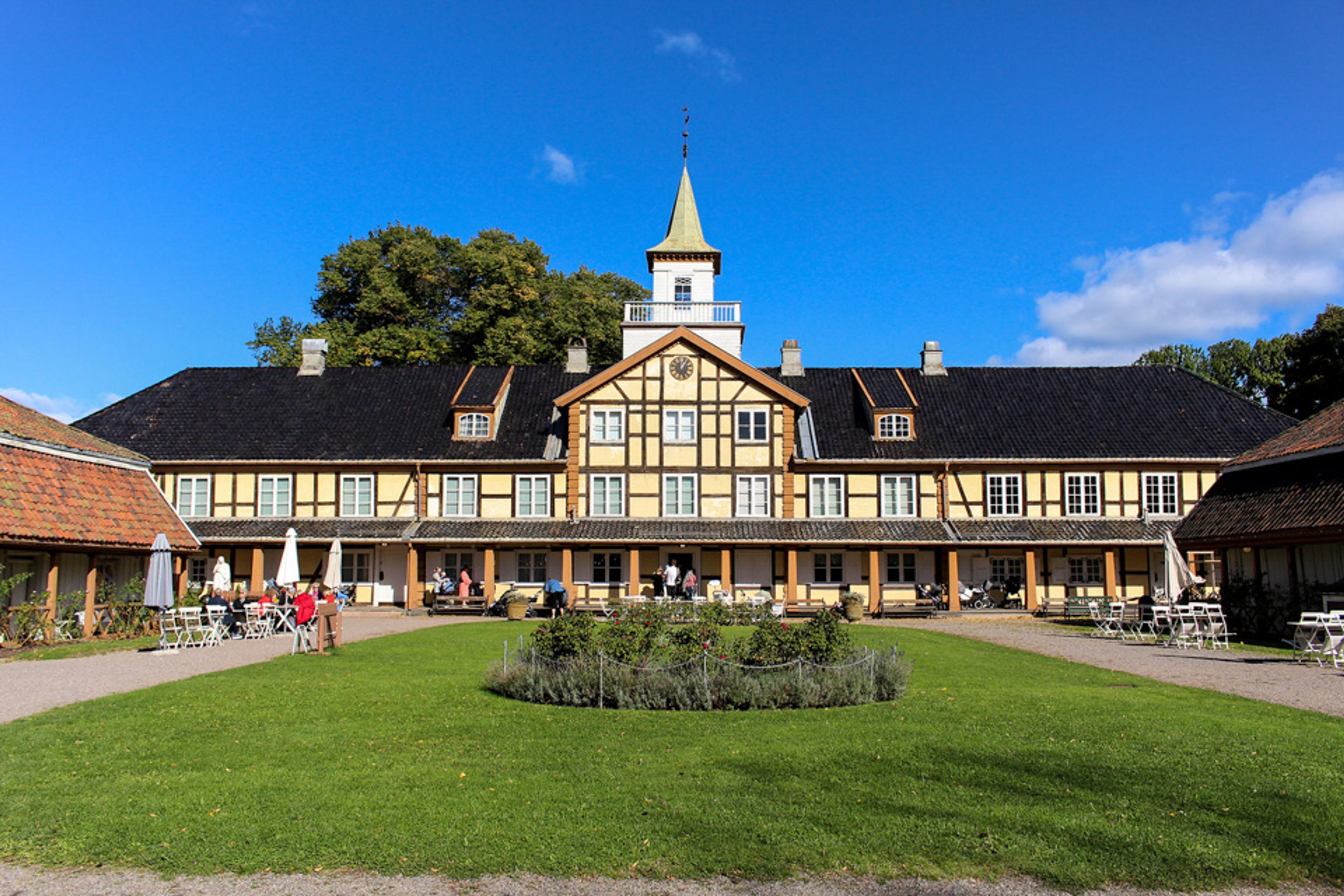 Lawn with shrubs in the middle in front of Frogner Hovedgård.