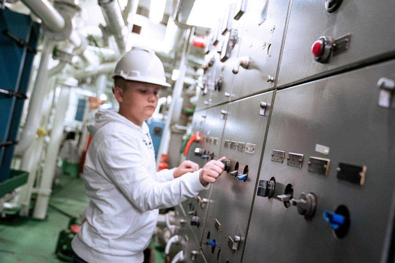 Gut i maskinrommet på MS Finnmarken