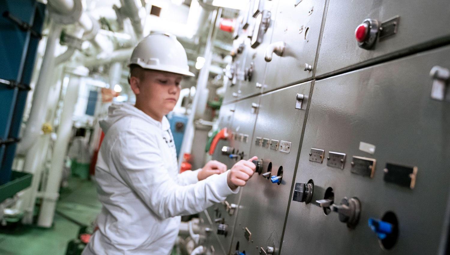 Gut i maskinrommet på MS Finnmarken