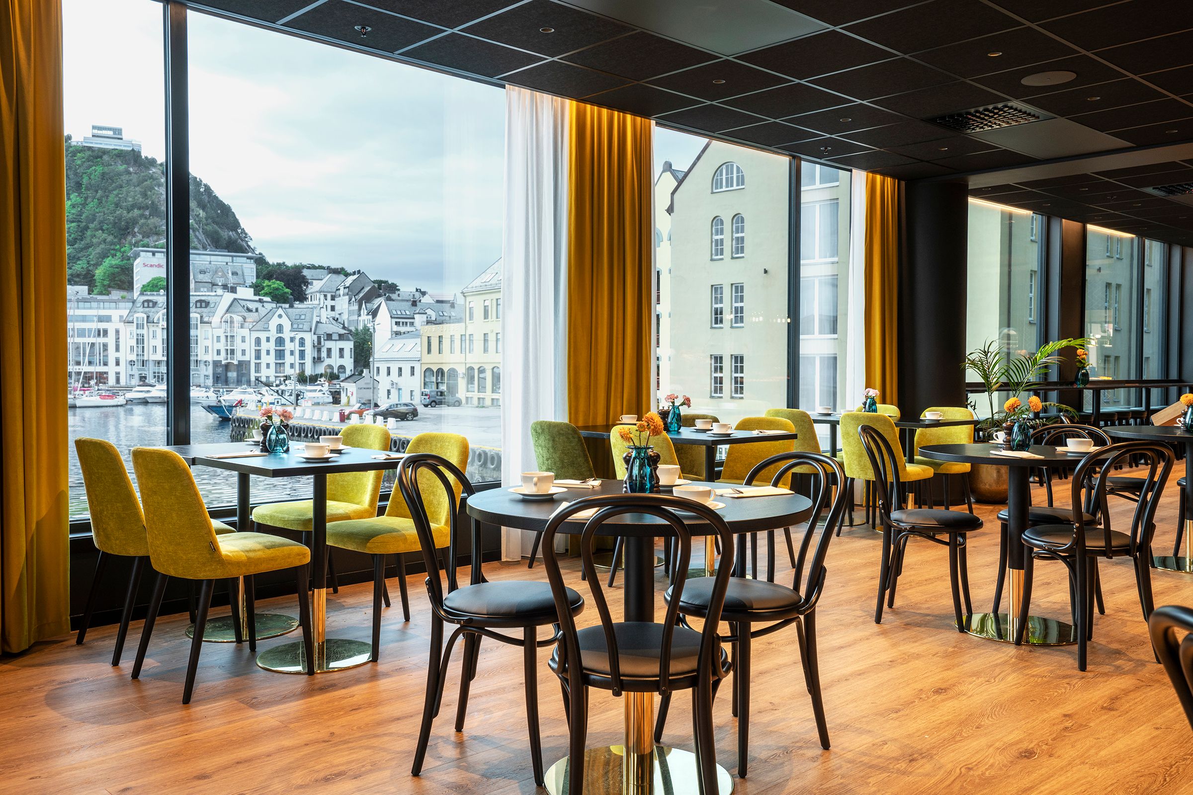 Nyt den flotte utsikten fra restauranten Brasseriet.