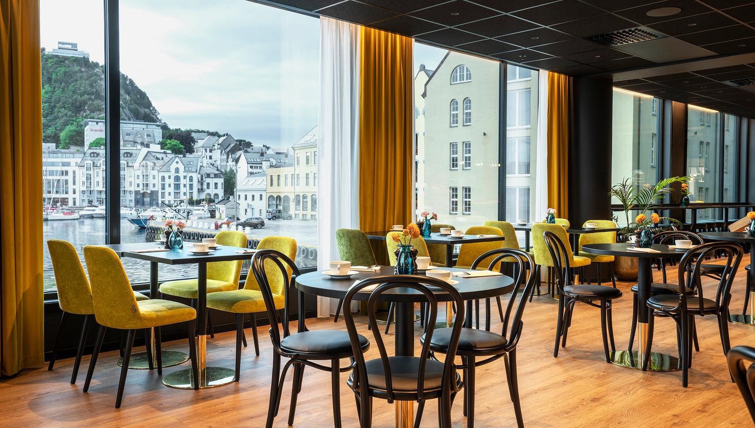 Nyt den flotte utsikten fra restauranten Brasseriet.