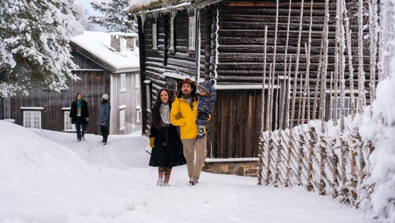 Hadeland Folkemuseum vinter. Familie på rusletur.