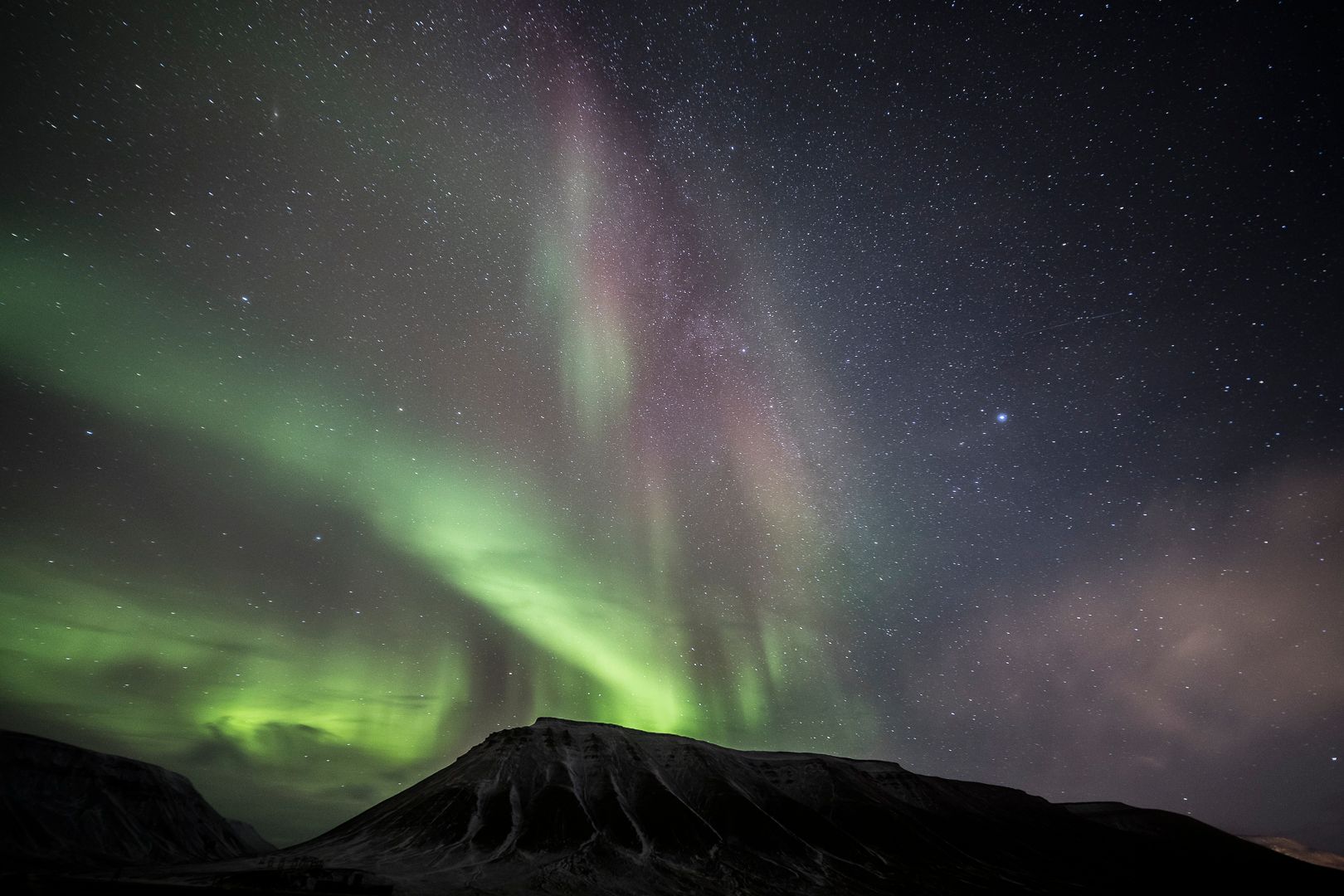 Nordlys som skinner over et fjell