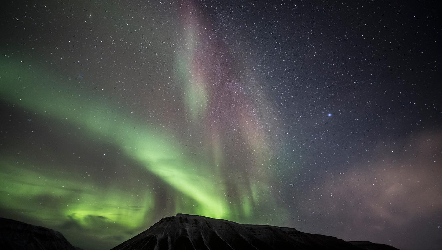 Nordlys som skinner over et fjell