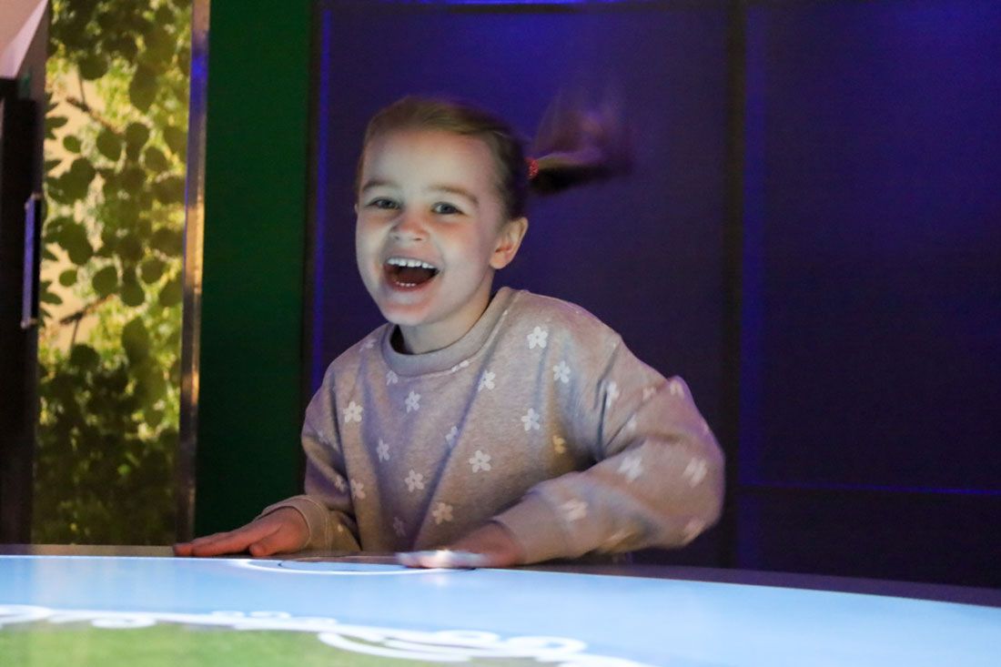 jente som leker på DuVerden