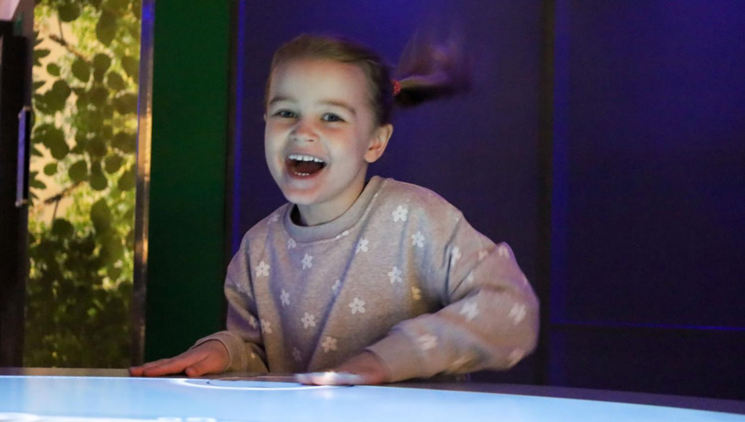 jente som leker på DuVerden