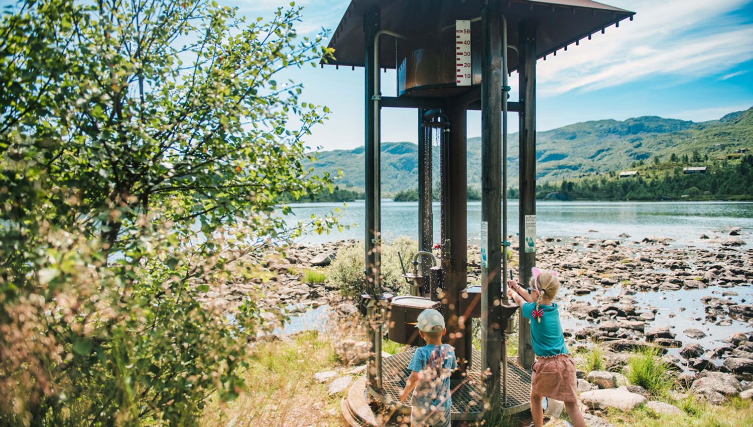 barn som leker på opplevelsessti Vasseventyret på Haukeli