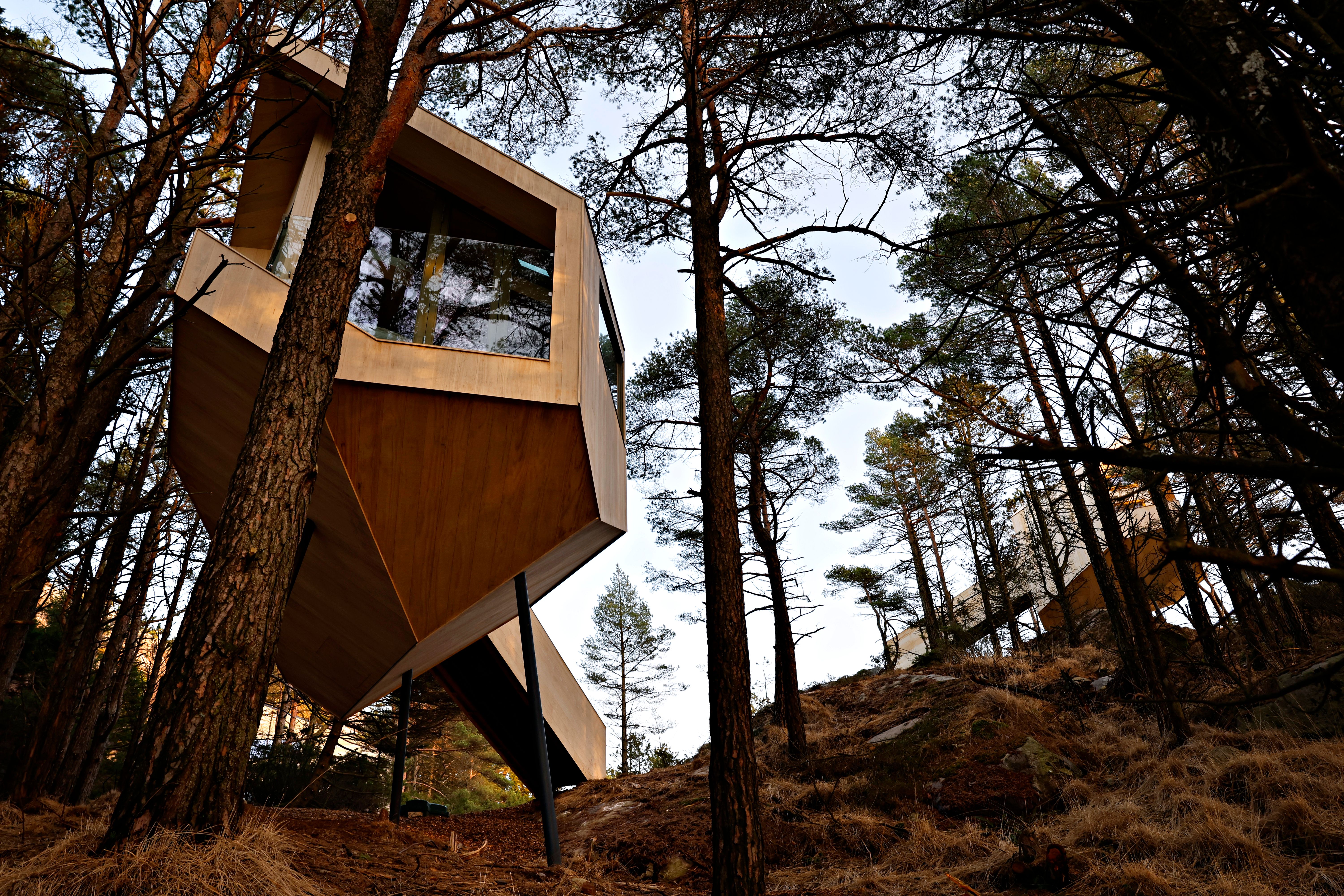 Hyttene sett nedenfra