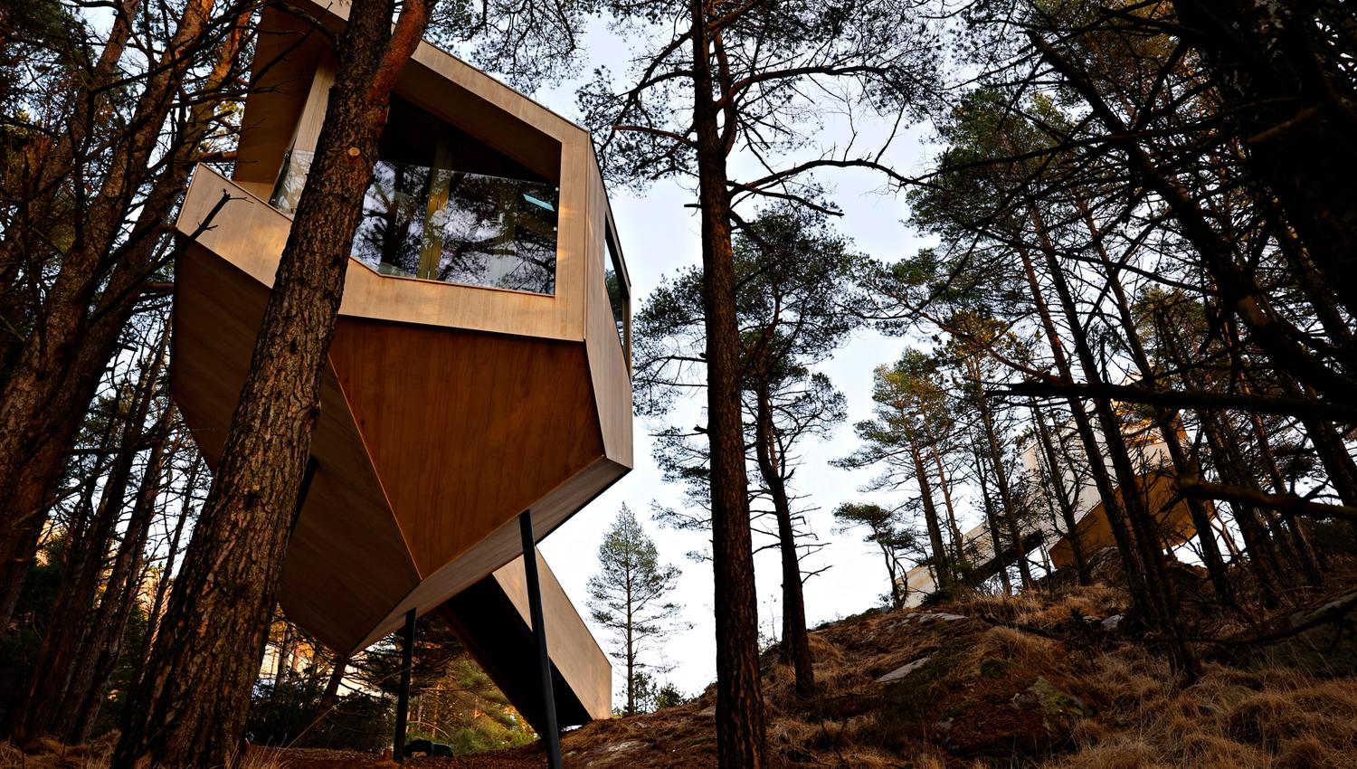 Hyttene sett nedenfra