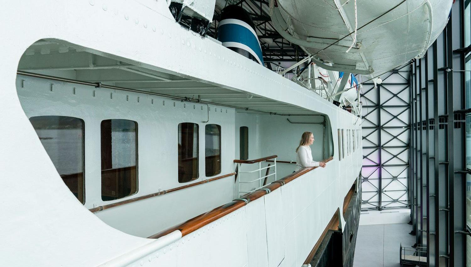 Dame ser ut fra dekket på MS Finnmarken