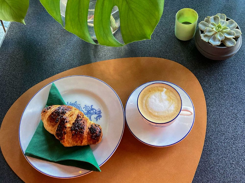 Croissant og kopp cappuccino