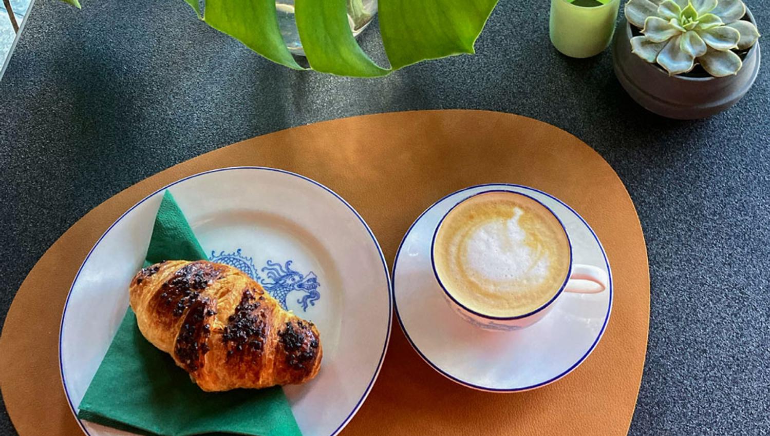 Croissant og kopp cappuccino