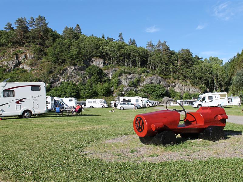 En rød lekebil på campingplassen.