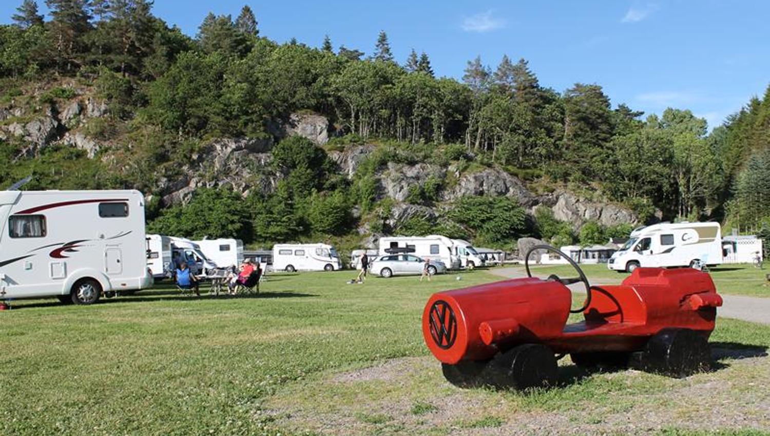 En rød lekebil på campingplassen.