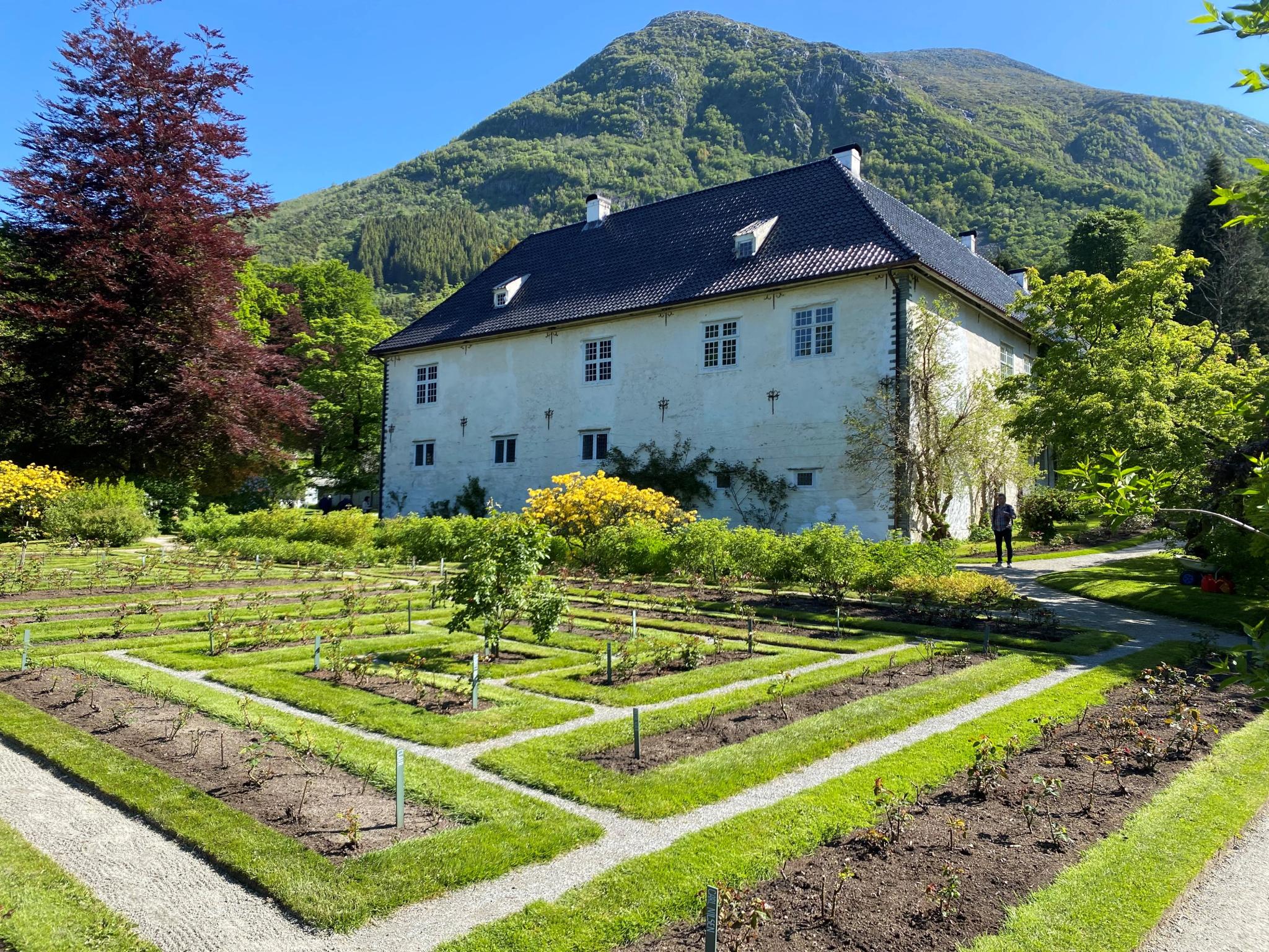 Baroniet Rosendal ligg idyllisk til i Rosendal © Visit Sunnhordland