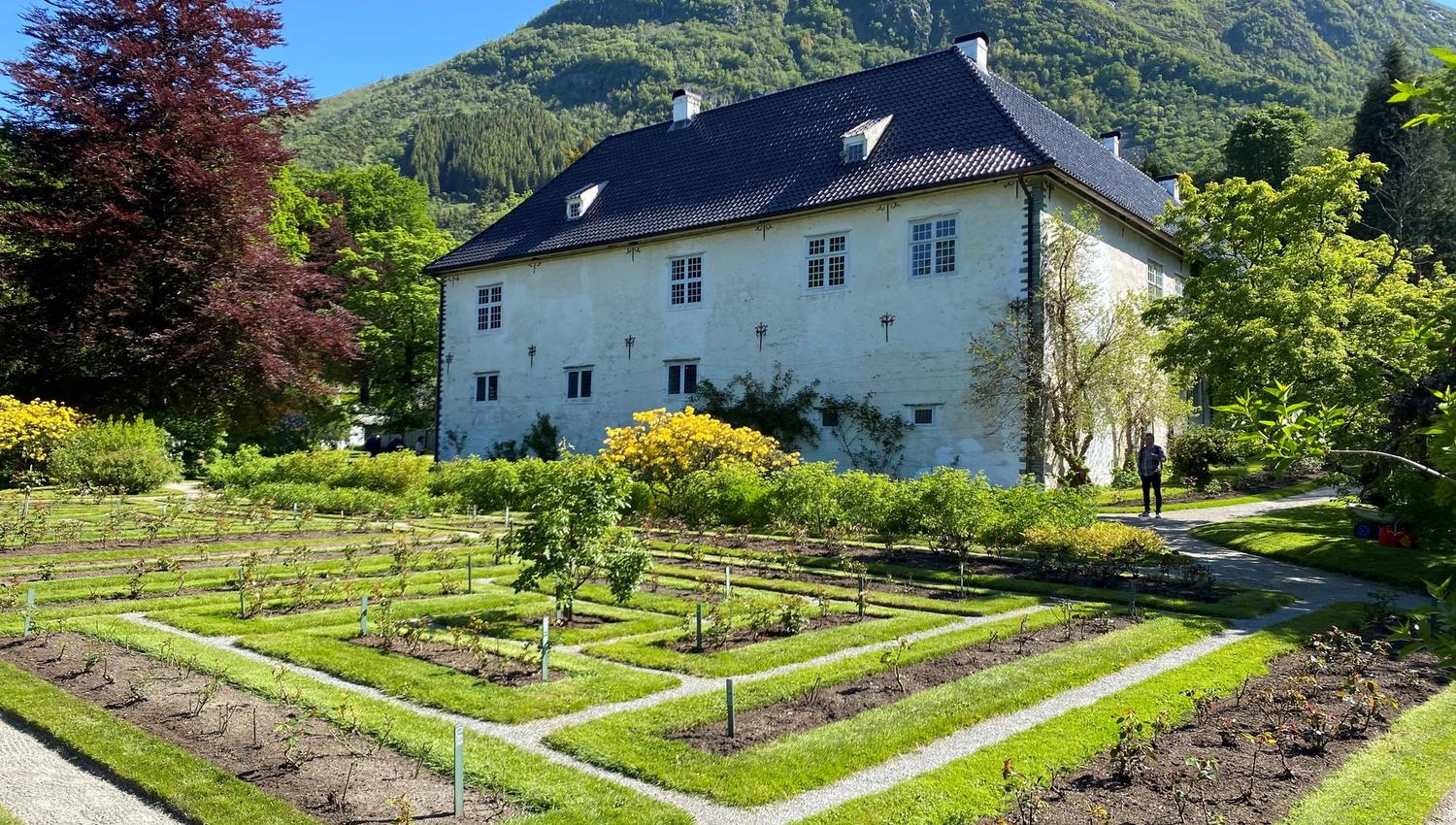 Baroniet Rosendal ligg idyllisk til i Rosendal © Visit Sunnhordland