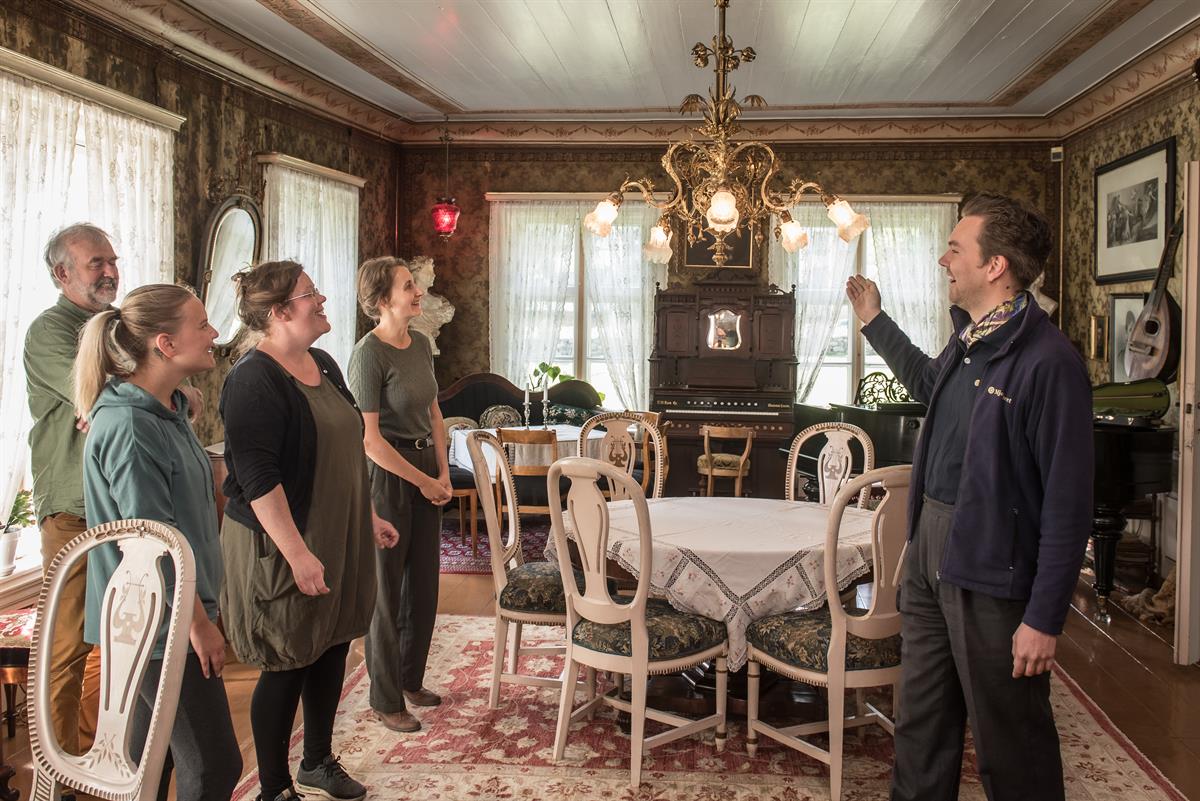 Gjøvik_Gård_2020_Musikkrommet_med_guide_Foto_Jan_Tore_Øverstad