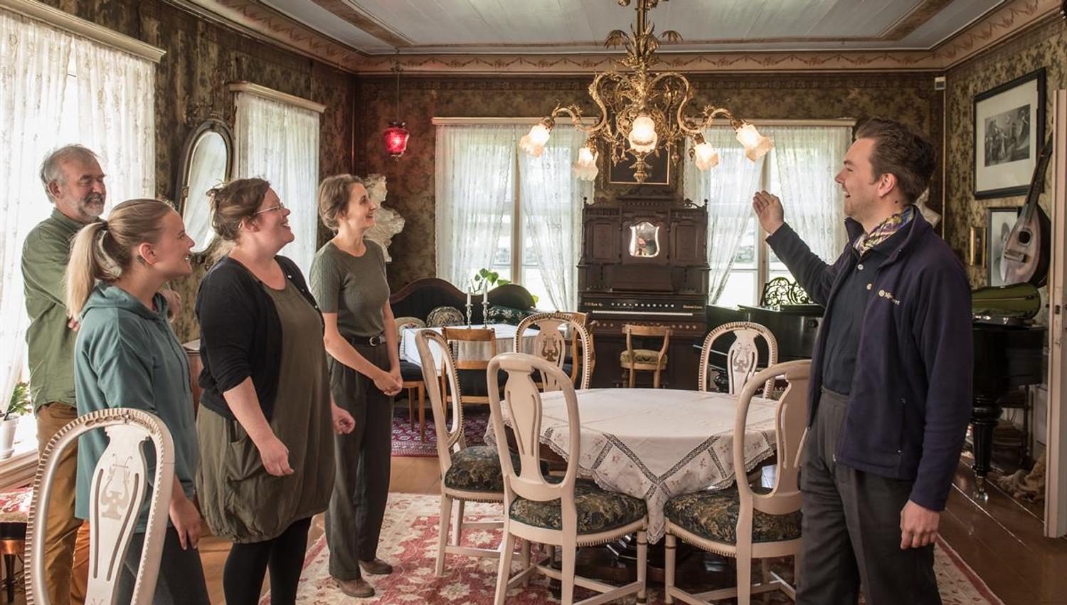 Gjøvik_Gård_2020_Musikkrommet_med_guide_Foto_Jan_Tore_Øverstad